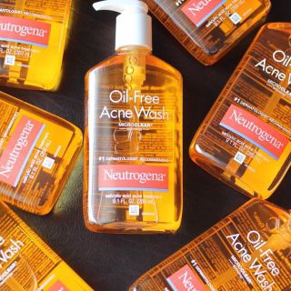 SỮA RỬA MẶT NEUTROGENA OIL-FREE ACNE WASH