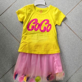 Áo thun in chữ coco màu vàng
