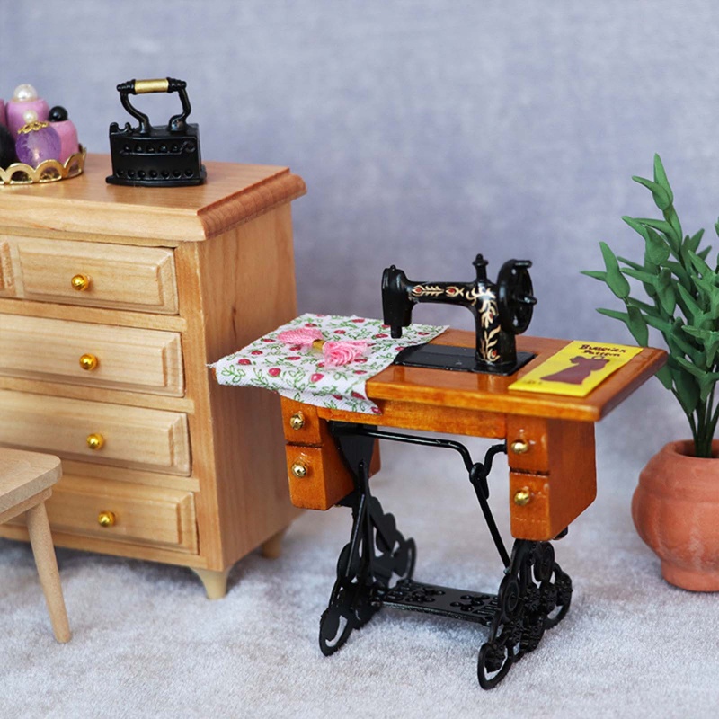 Mô Hình Máy May Cổ Điển Kèm Vải Trang Trí Nhà Búp Bê Sáng Tạo
