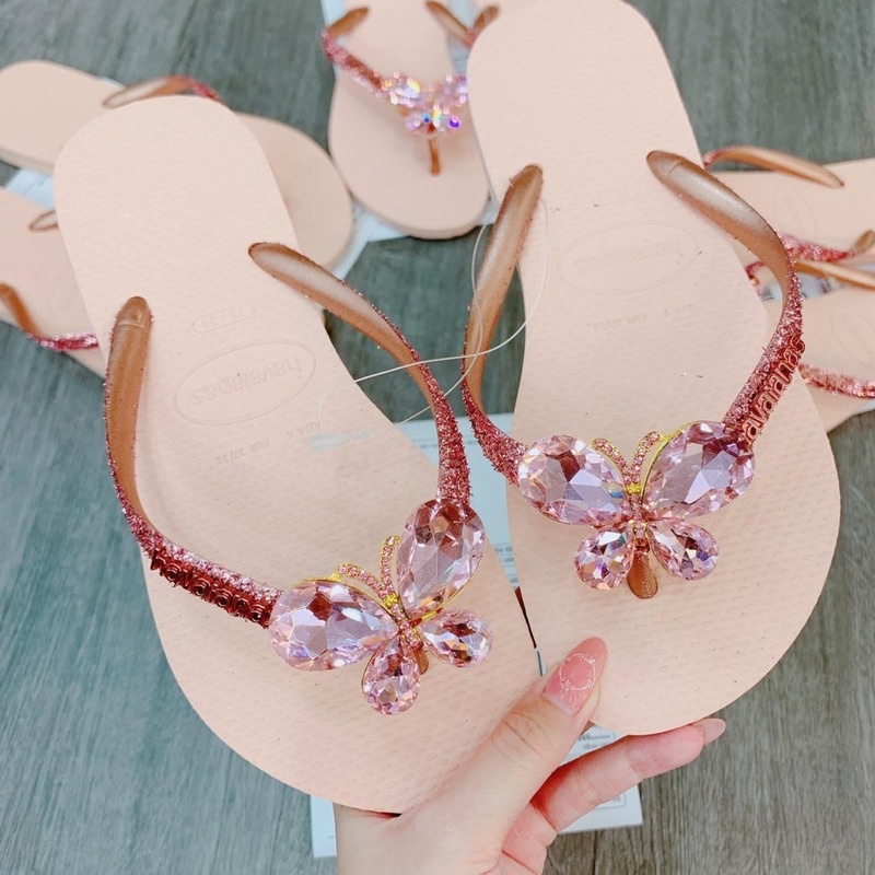 dép HVN kim tuyến gold 22 hồng nhạt mix charm bướm đá hồng phấn