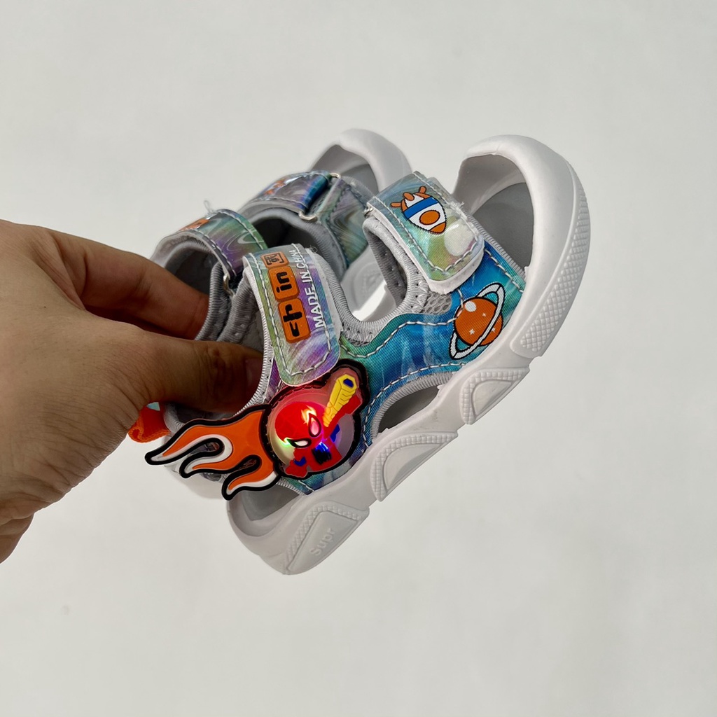 Dép cho bé- sandal cho bé có hình siêu nhân có đèn led chống vấp mã 831,827( ảnh thật shop chụp)