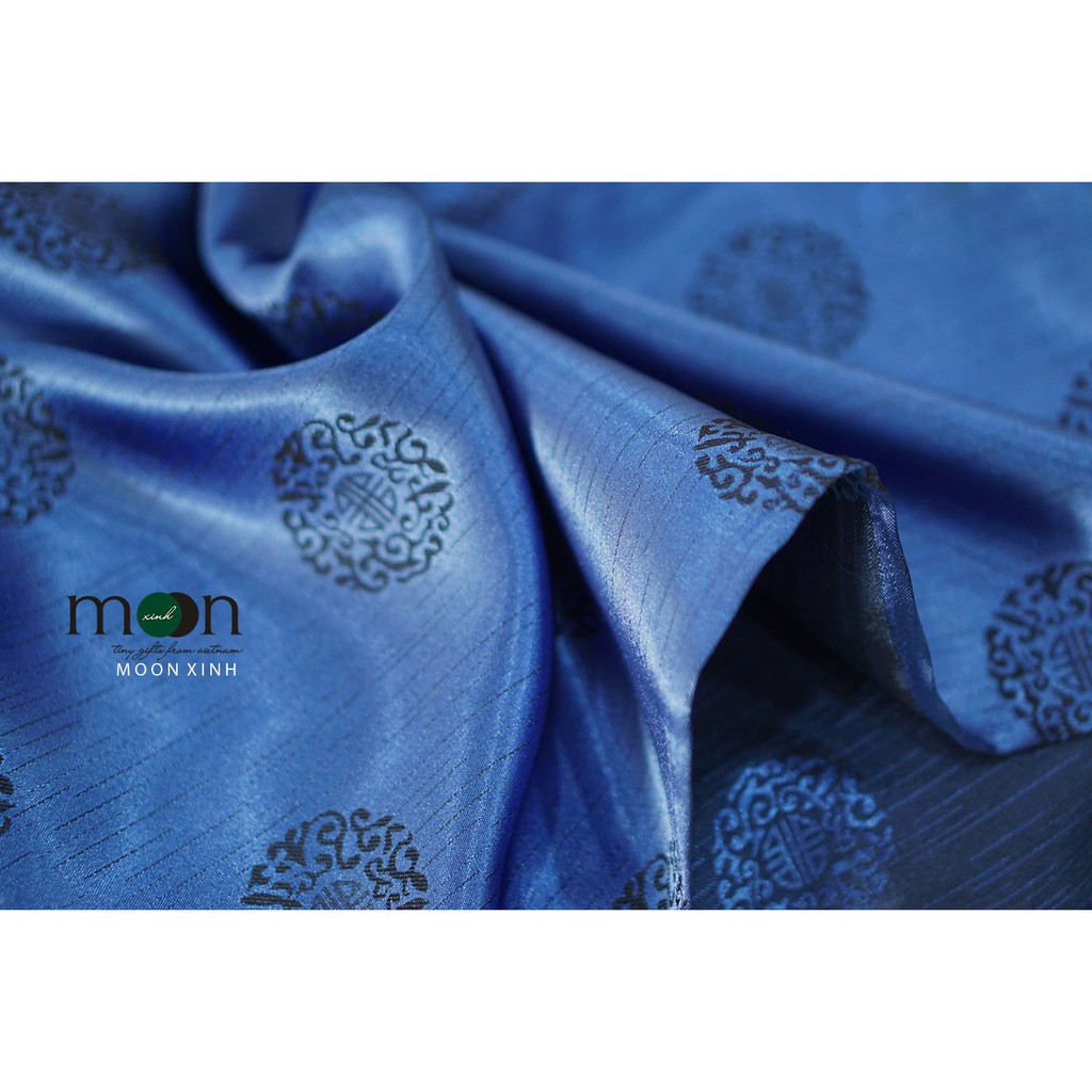 Áo dài truyền thống cho bé trai VNS 337 Moon Xinh Họa tiết chữ Phúc may mắn màu xanh coban - Full size - Gấm dệt mặt lụa