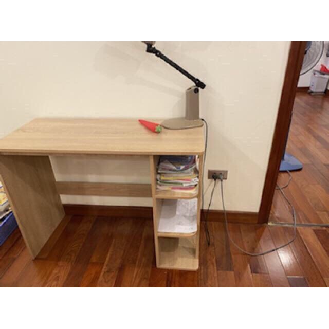 Bàn làm việc bàn máy tính kiểu Nhật có kệ sách không phải đứng lên lấy sách - gp73