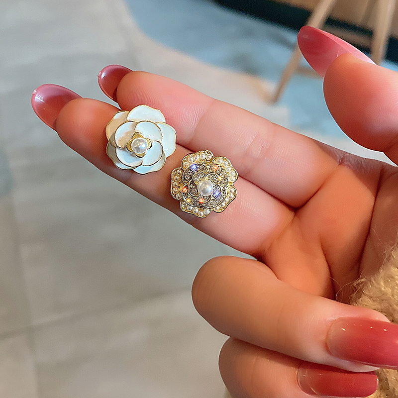 Hoa Tai Hình Hoa Đính Ngọc Trai Giả Màu Trắng Đen Phong Cách Hàn Quốc