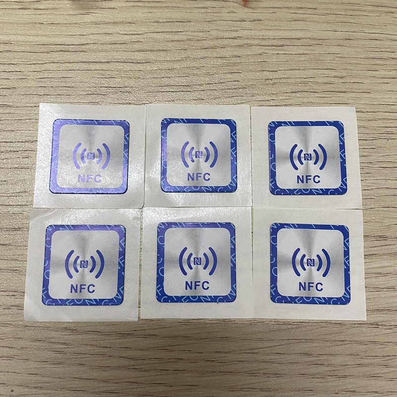 Thẻ thông tin cá nhân điện tử thông minh NFC Ntag213 chip dung lượng 180Byte có sẵn hình in và keo mặt sau để dán