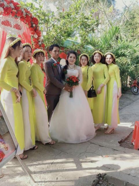 Áo dài bưng mâm vàng