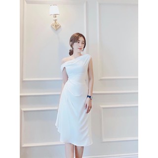 Váy trắng lệch vai sang trọng quyến rũ