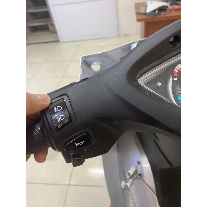 Công tắc Passing Honda lắp đa số các dòng xe Honda. Độ bền lên đến 3 năm