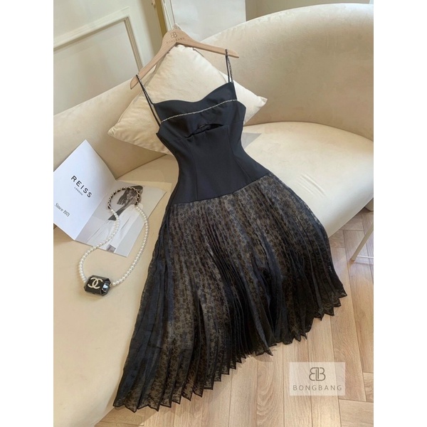 Đầm hai dây dài khoét eo