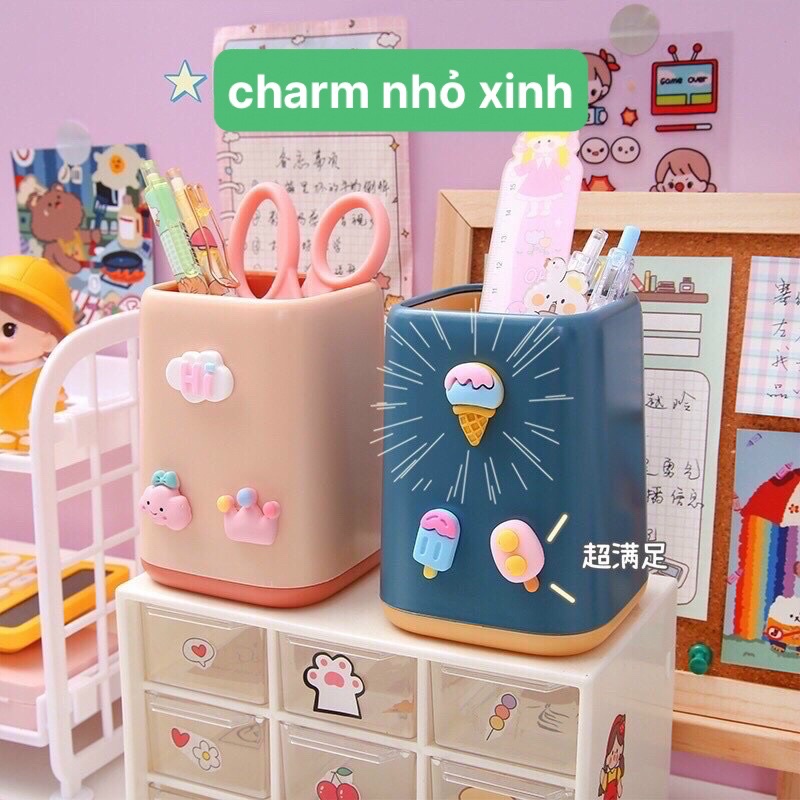 Ống cắm bút nhựa vuông gắn charm nhỏ xinh