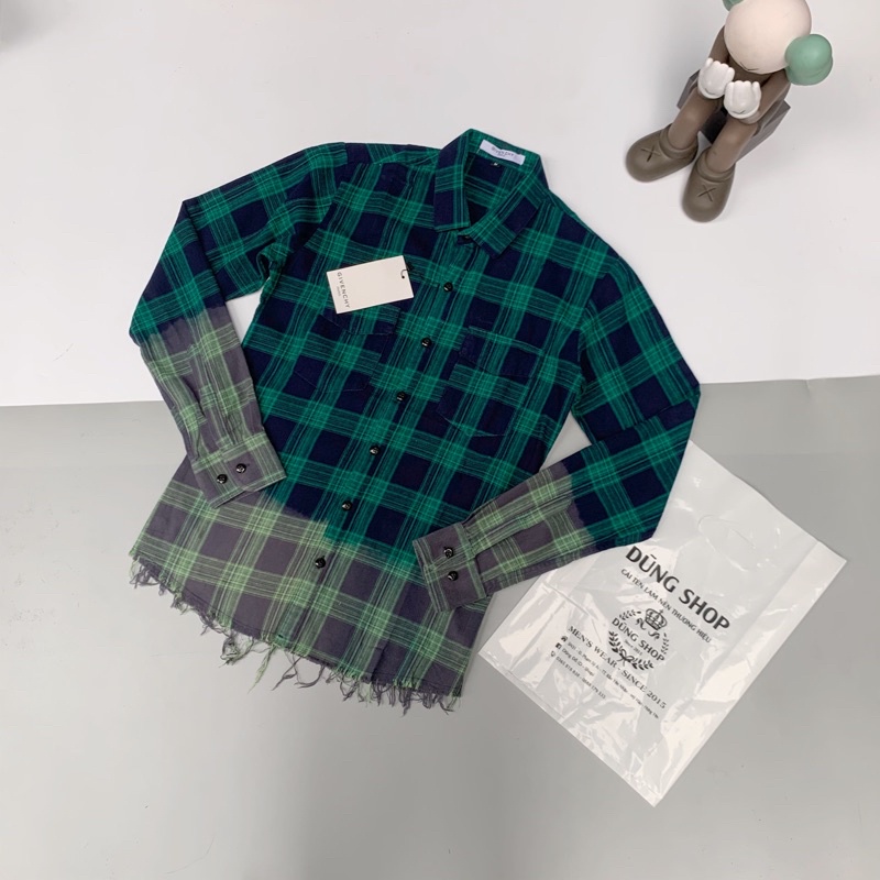 Sơ mi kẻ loang hoạ tiết rách tat tơi ở đuôi áo