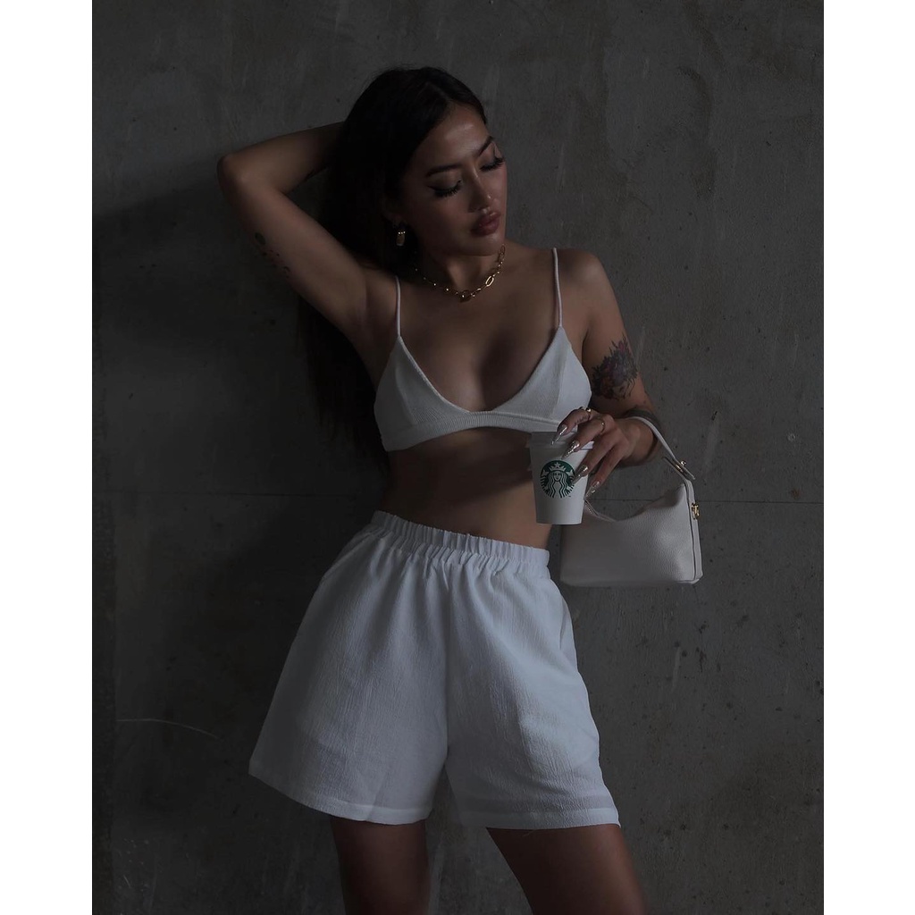 Quần thun kate nổi màu trắng, là min - WHITE PATTERNED SHORTS