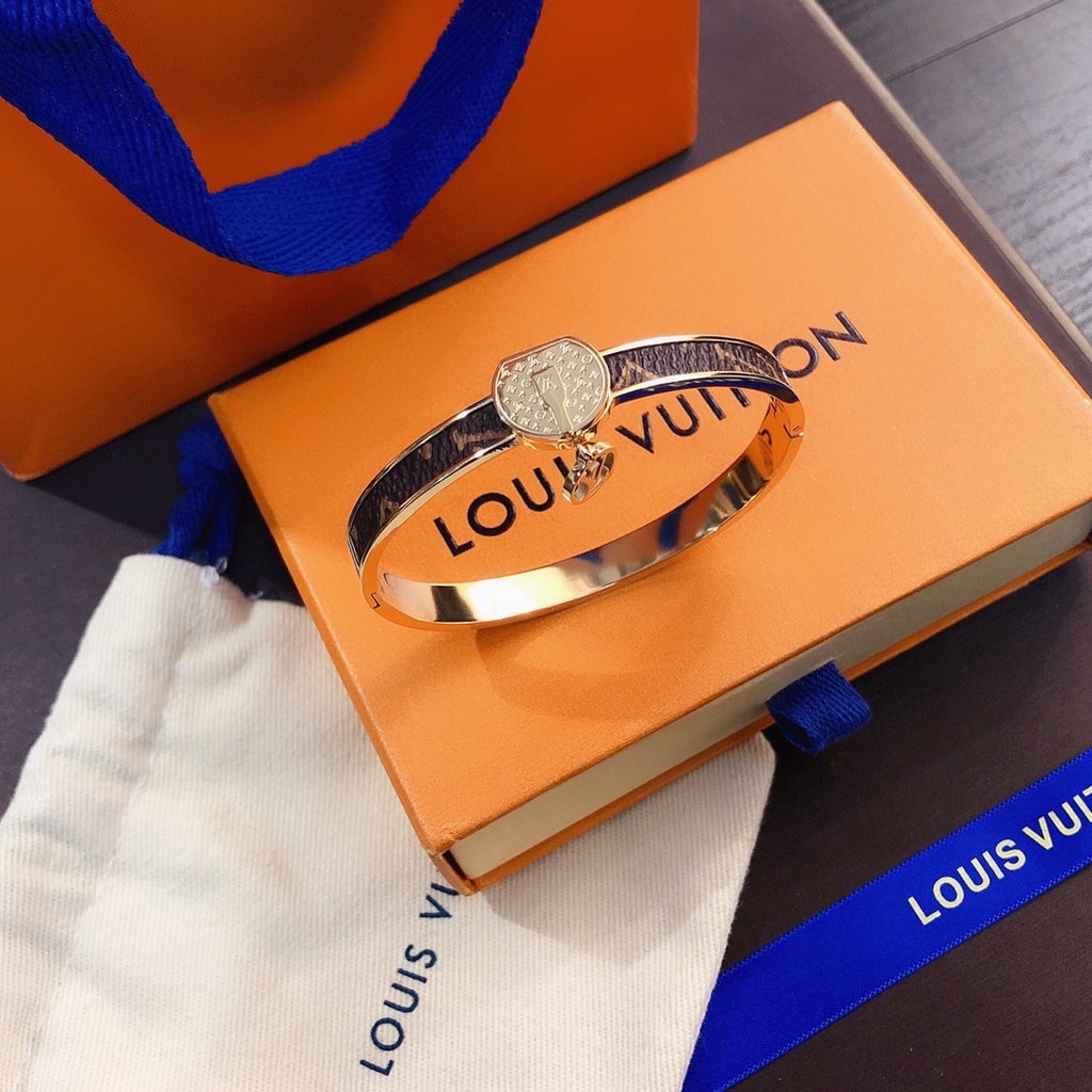 Vòng Tay LV Bằng Thép Titan Nhẹ Khảm Chữ Louis Vuitton Đơn Giản Không Phai Màu Đa Ứng Dụng Sang Trọng Cho Nam Và Nữ