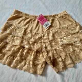 Quần ren mặc váy