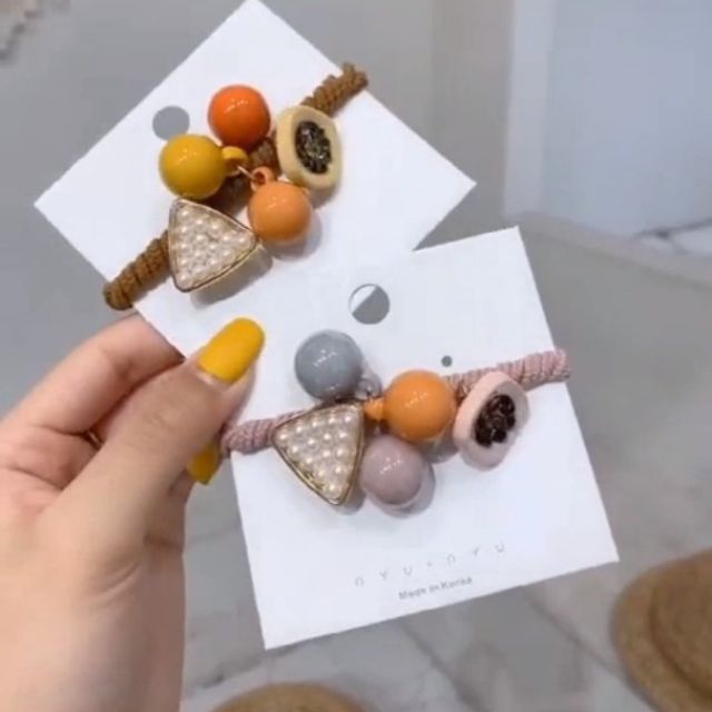 Cột tóc tam giác hot trend.