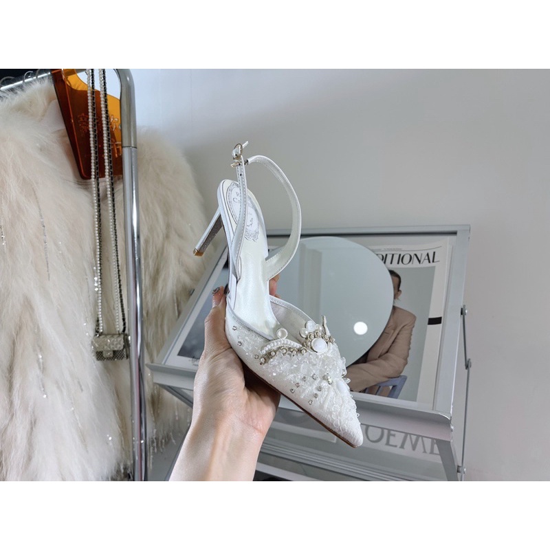 Giày cao gót mũi nhọn quai hậu đính đá và vải ren phong cách hoàng gia thương hiệu Rene Caovilla da thật cao cấp