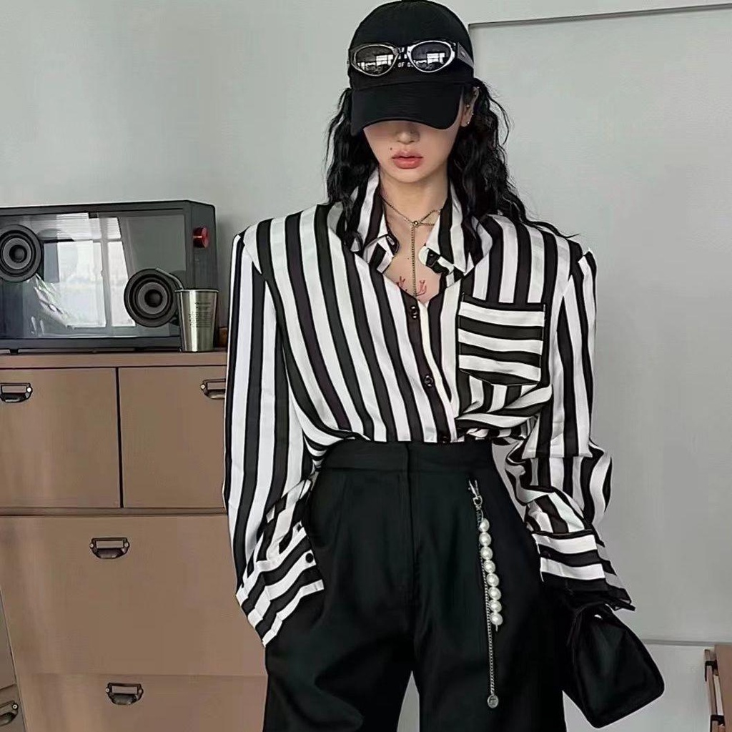 Influencer Áo Sơ Mi Dáng Dài Ngang Vai Dài Ngang Gối Kẻ Sọc Dọc Trắng Đen Phong Cách Hồng Kông Cổ Điển