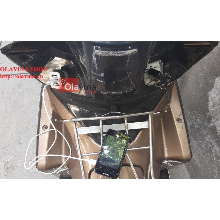 Sạc điện thoại trên xe máy chế cháo