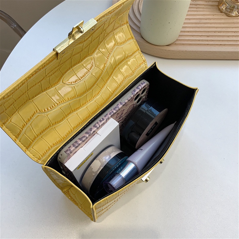 Túi đeo vai hình vuông thiết kế dây xích hoa văn da cá sấu