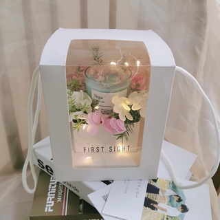 Hộp Quà Nến Thơm First Sight No.02 Trang Trí Đèn Và Hoa Có Dây Xách Cao 20cm