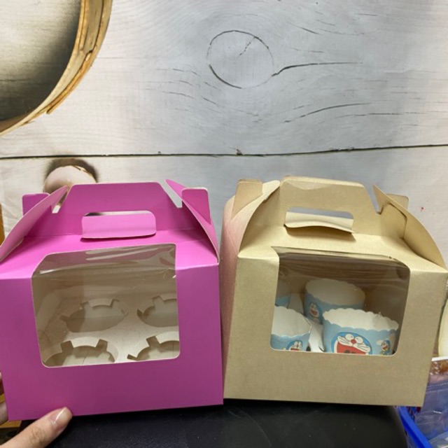 1 cái hộp giấy dùng đựng bánh gato size 15cm hoặc 4 bánh cupcake màu hồng
