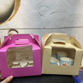 1 cái hộp giấy dùng đựng bánh gato size 15cm hoặc 4 bánh cupcake màu hồng