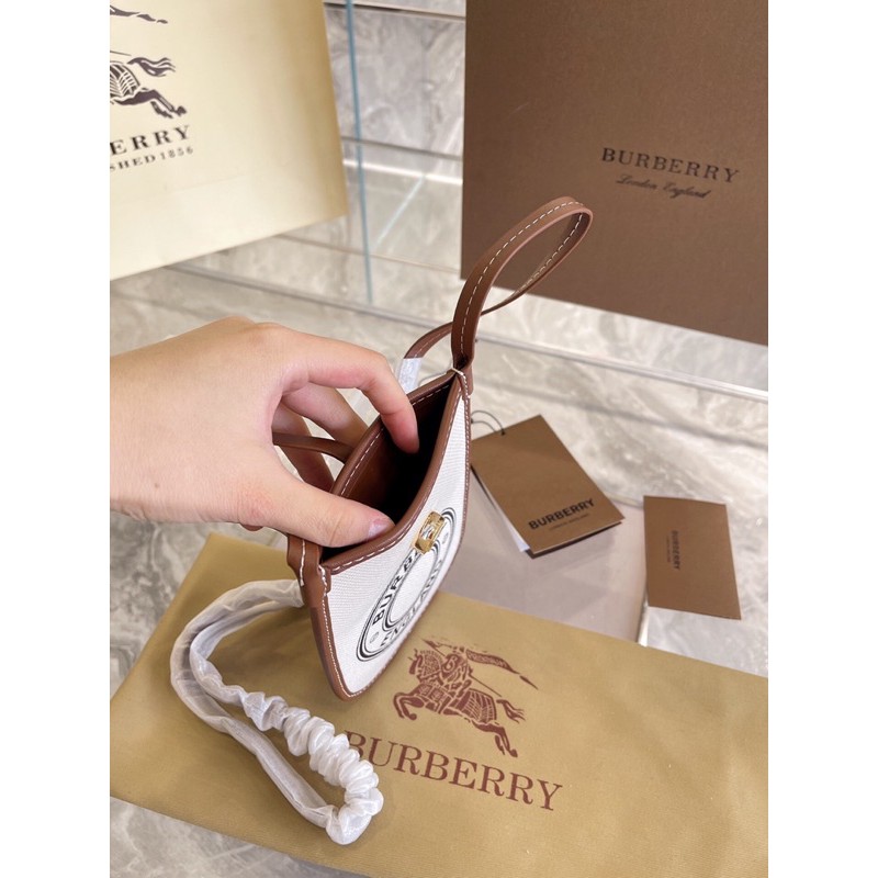 Túi đeo chéo Đây là mẫu couple dành cho cả nam và nữ burberry bbr