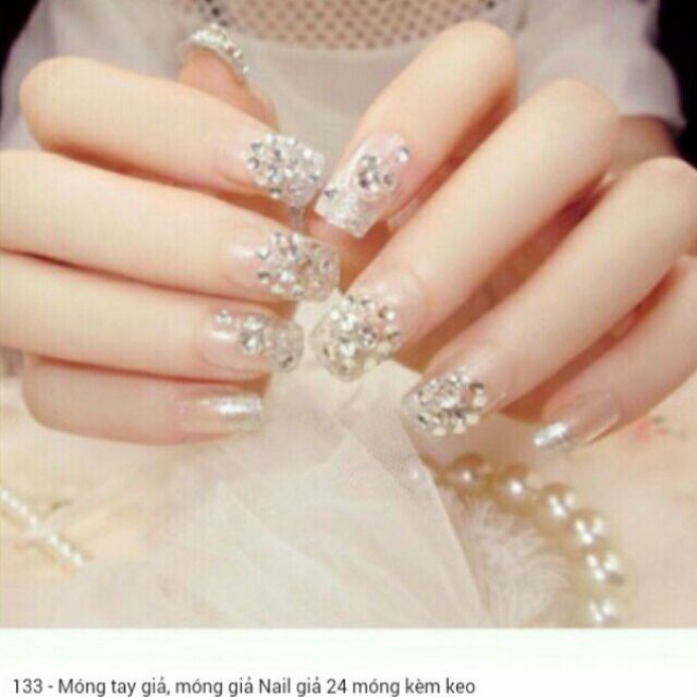 móng tay giả có keo