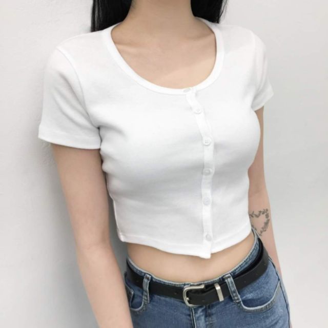 Áo croptop thun gân có nút đen và trắng | BigBuy360 - bigbuy360.vn