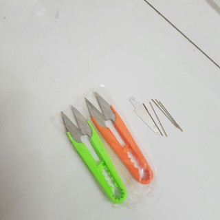 Cây xâu chỉ ( bộ gồm 2 kéo. 1 cây xâu chỉ, 5 kim thêu