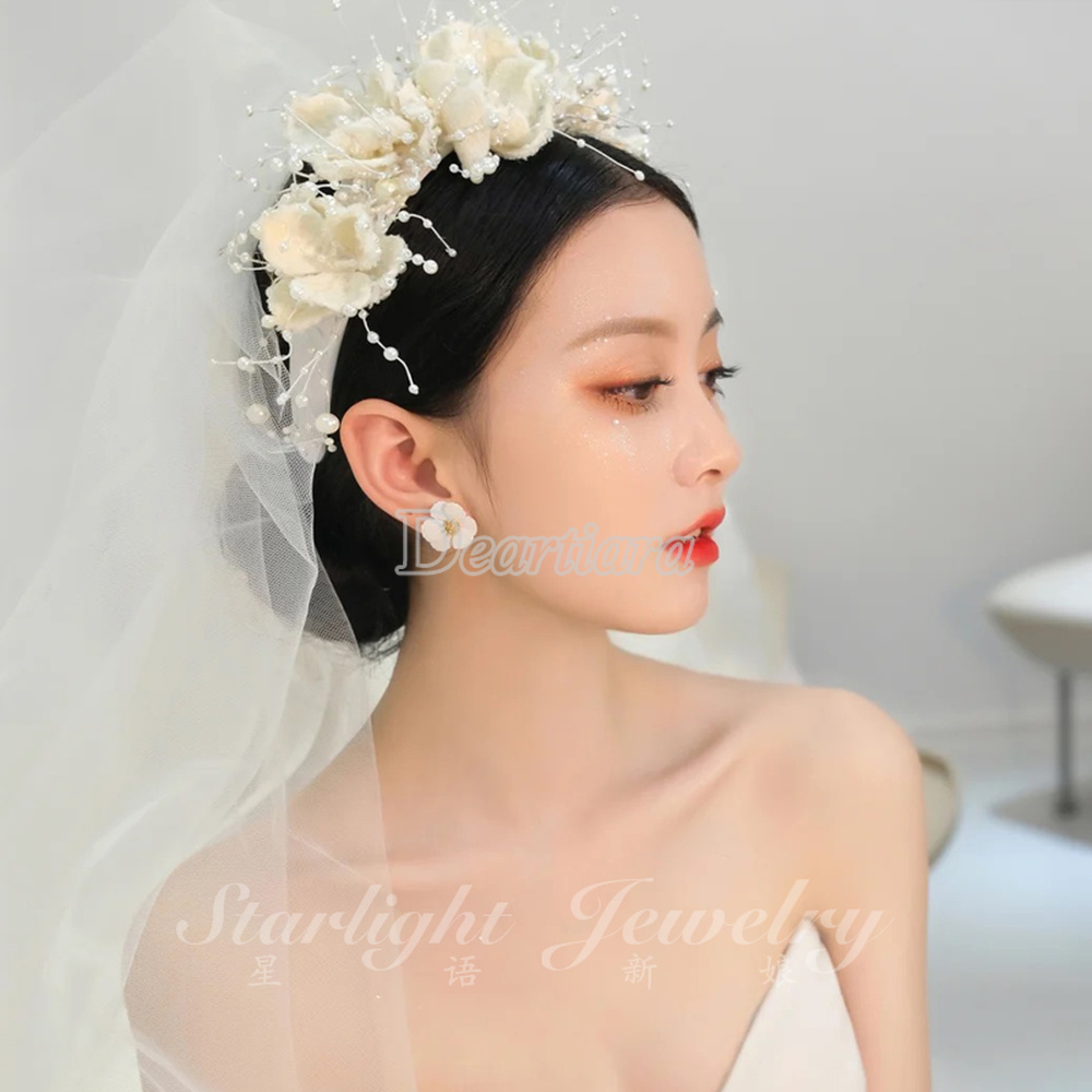 Cài tóc hình bông hoa trắng trang trí kiểu tóc cho cô dâu