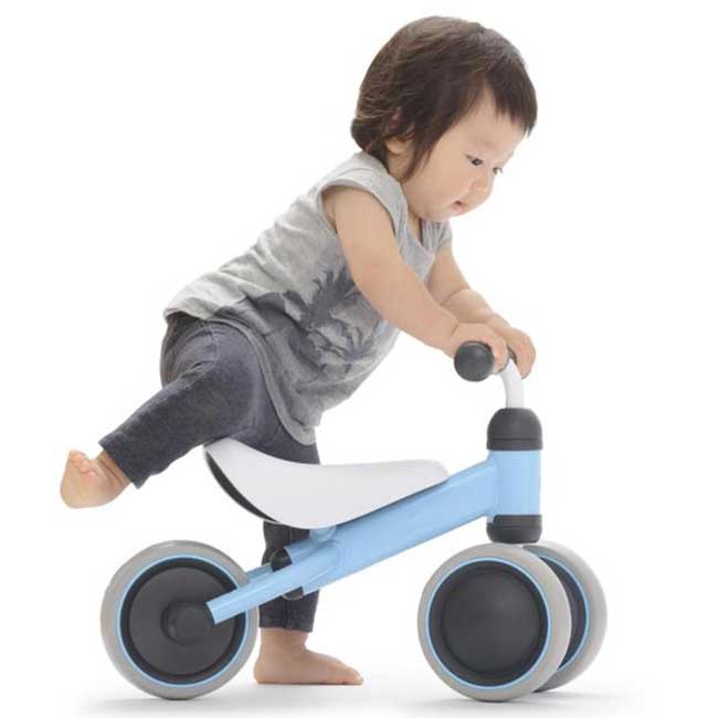 Xe chòi chân 4 bánh , thăng bằng