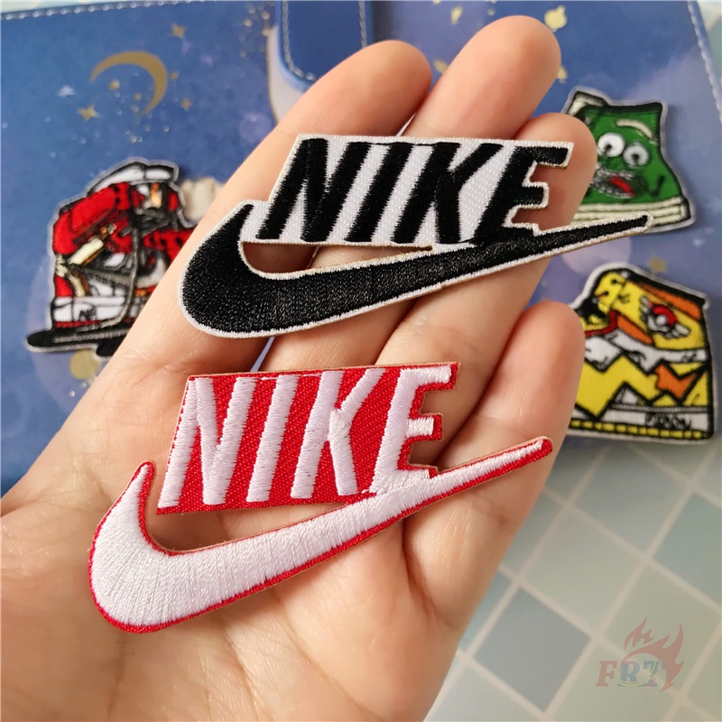 Hình thêu hình giày thể thao độc đáo dùng để vá quần áo