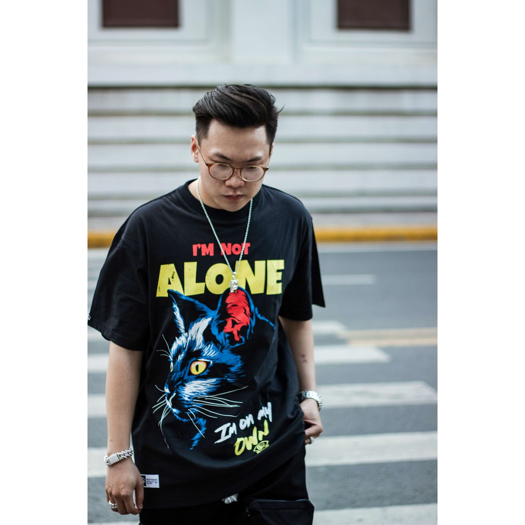 "NOT ALONE" TEE IN BLACK - [SMAKER]