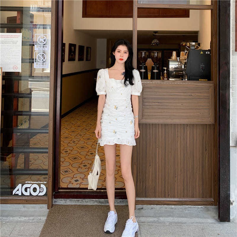 Đầm Hoa Cổ Vuông Tay Phồng Dáng Ôm Kiểu Retro Pháp Dễ Thương | BigBuy360 - bigbuy360.vn