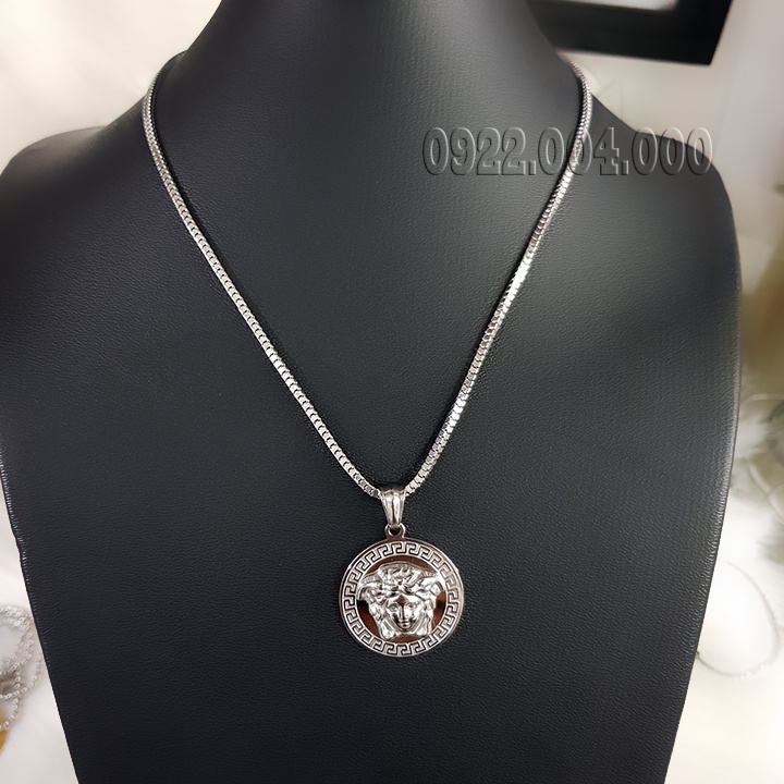 Dây chuyền mặt dây versa.ce titan size 2.8cm.
