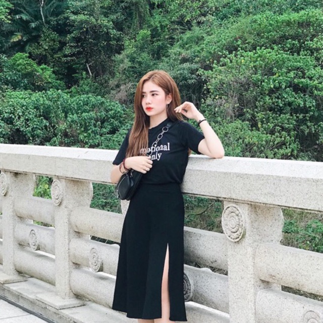 MIDI SKIRT - CHÂN VÁY ĐEN XẺ TÀ MỘT BÊN CỰC CHẤT | BigBuy360 - bigbuy360.vn