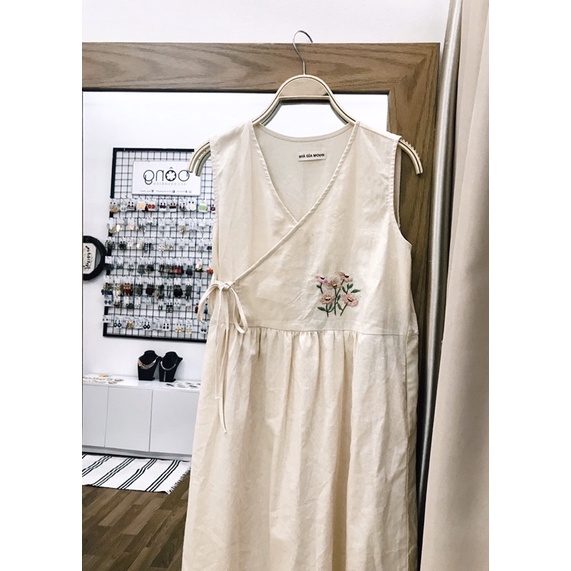 Đầm sát nách Linen babydoll thêu tay - Nhà Của Moon