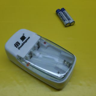 Đế sạc pin và 1 đôi pin AAA .