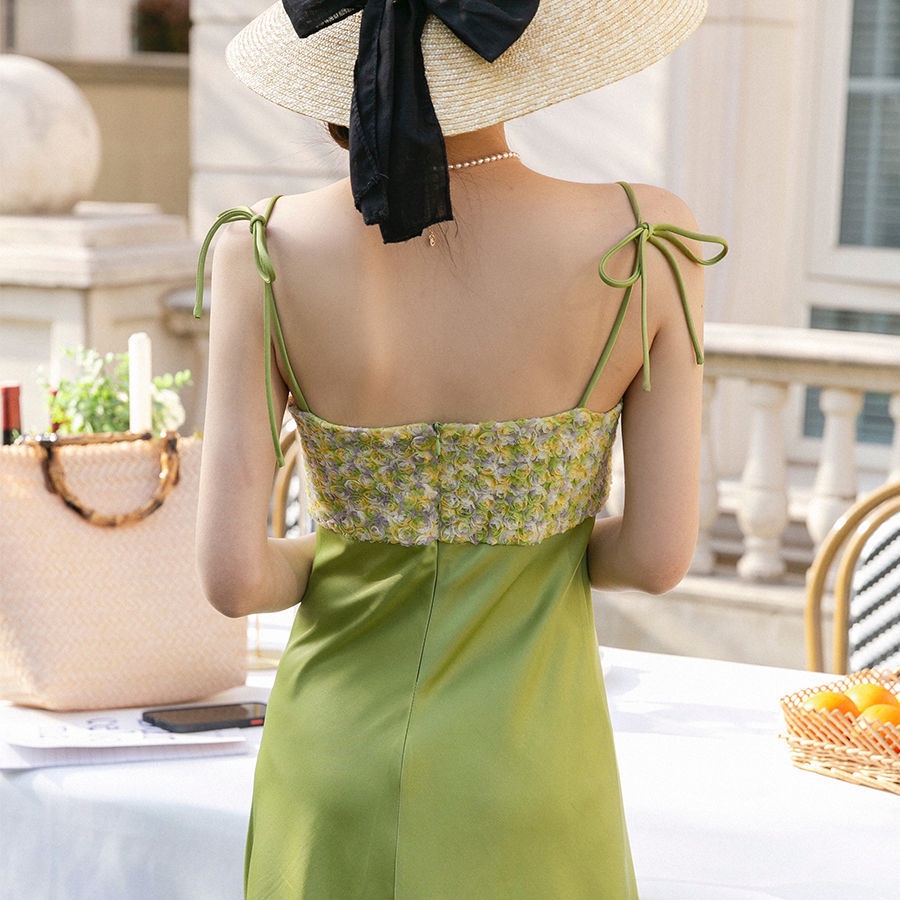 Đầm Lụa Hai Dây Dáng Chữ A Eo Cao In Họa Tiết Hoa Nhỏ Màu Xanh Lá Cổ Điển