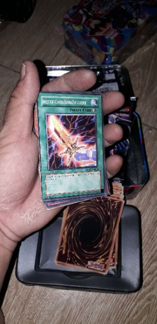 Hộp 67 thẻ bài Yugi-oh pack có tem bạc và bàn đấu