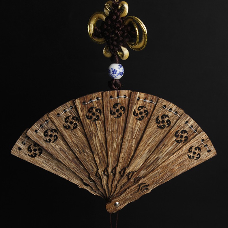 Quạt trầm hương treo xe ô tô làm từ sánh trầm hương, vật phẩm phong thủy đem lại bình an, may mắn cho gia chủ