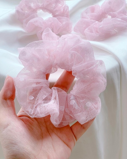 Cột tóc scrunchies sao ren