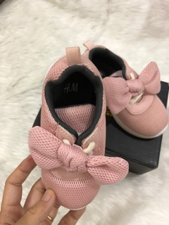 Giày H&M hồng