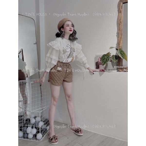 Áo trắng in chữ hình gấu vai phối bèo tay dài gài nút 2502