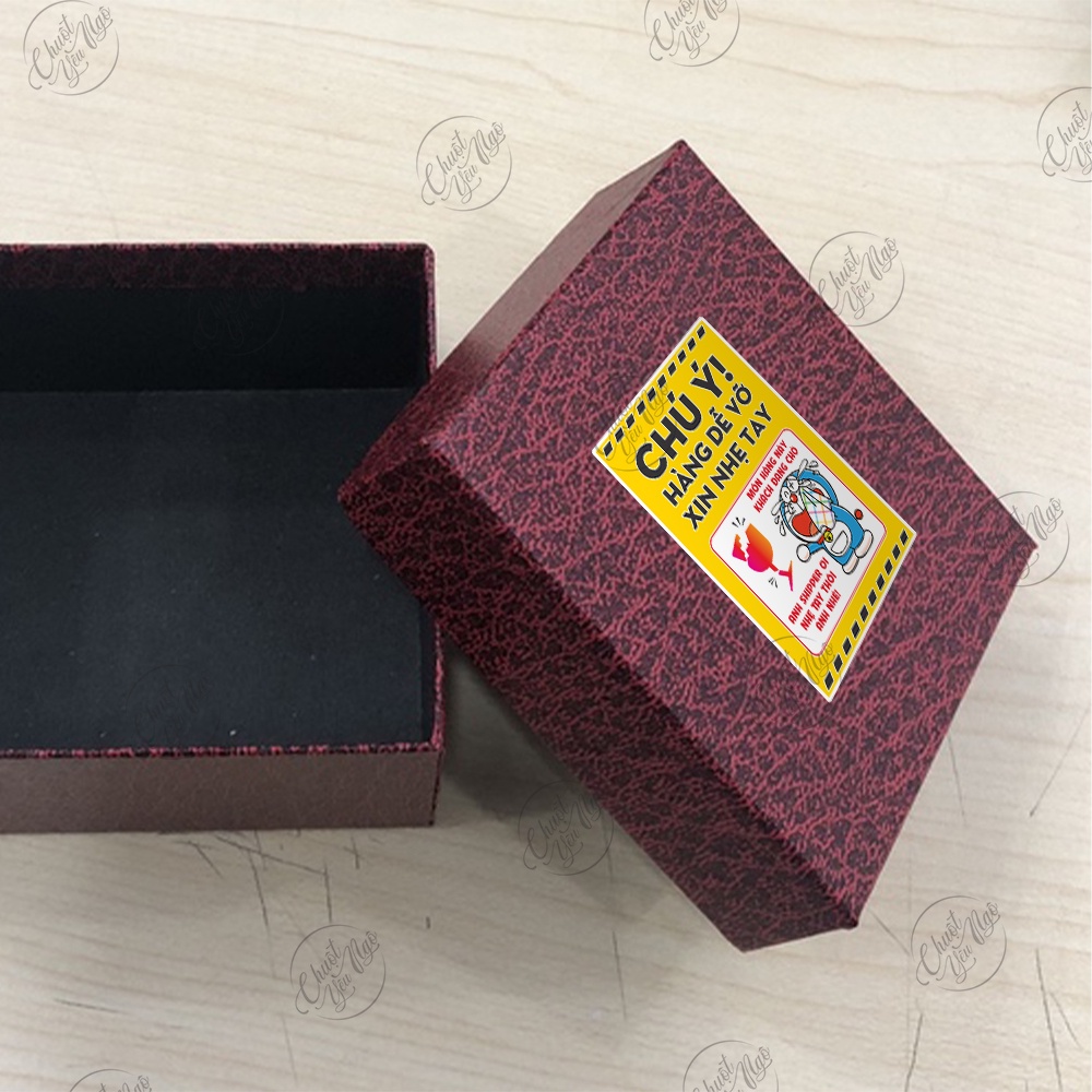 Combo 100 tem dán Chú Ý Hàng Dễ Vỡ Xin Nhẹ Tay nhẹ tai đô rê mon vui nhộn dán hộp hàng vận chuyển