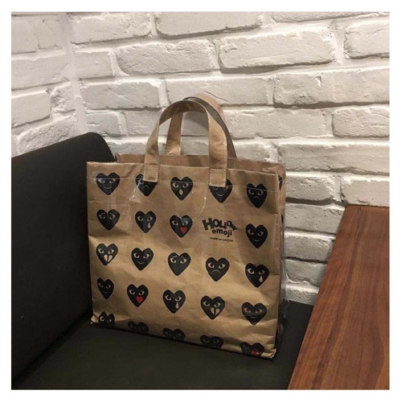 Túi tote CDG play kích thước to bỏ được nhiều đồ.