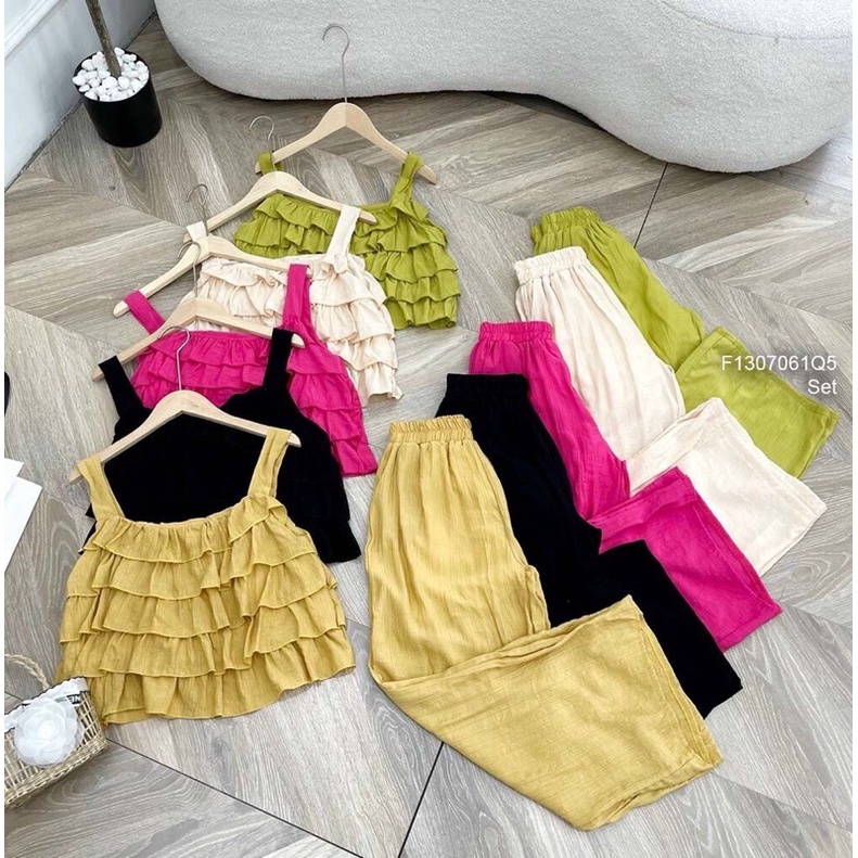 Set áo croptop tay cánh dơi phối chân váy dáng dài kèm nịt