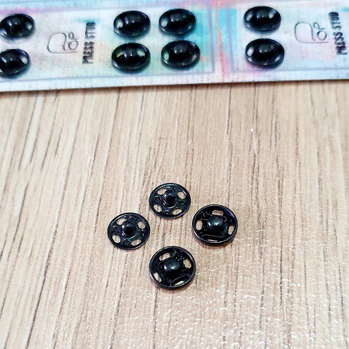 Vỉ Nút Bấm Thép Kết (May) Bằng Tay 7mm Dùng Cho May Mặc Màu Đen - Màu Trắng ( 36 nút / vỉ )