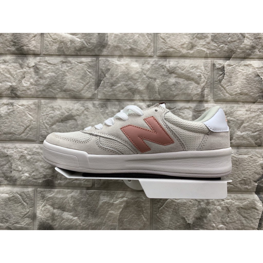 Giày thể thao chữ hồng | BigBuy360 - bigbuy360.vn